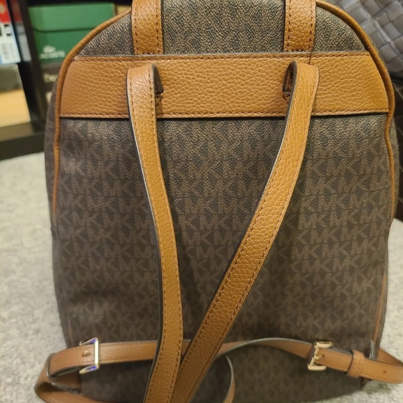 Large new Michael Kors backpack - Picture 3 of 3